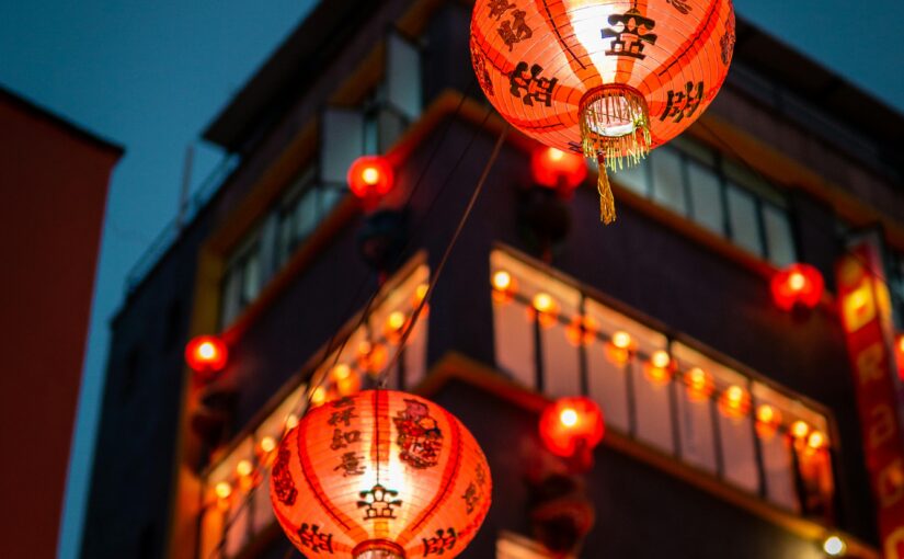 Photo by Edgar Ruíz : https://www.pexels.com/photo/red-lanterns-hanging-from-the-ceiling-of-a-building-27239064/